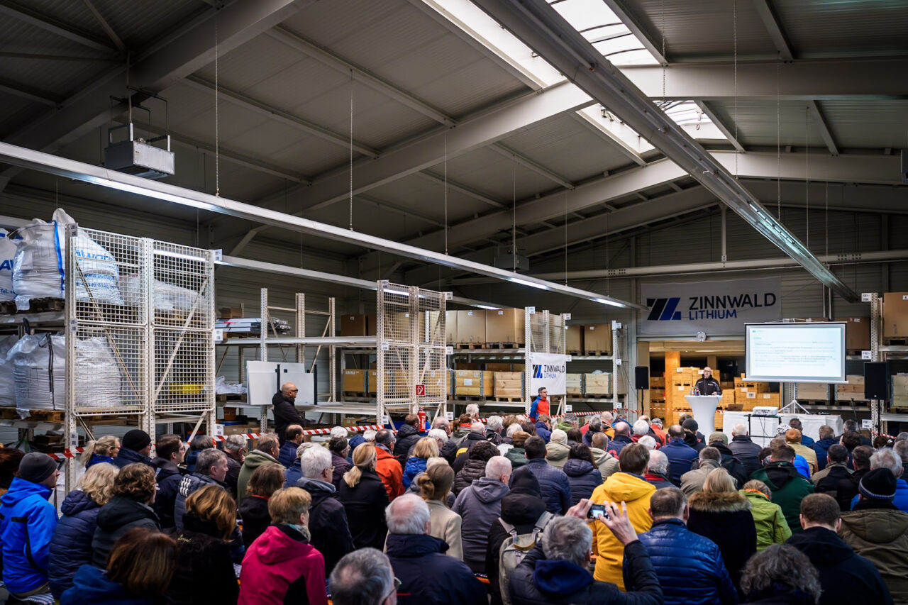 Halle mit vielen sitzenden Menschen